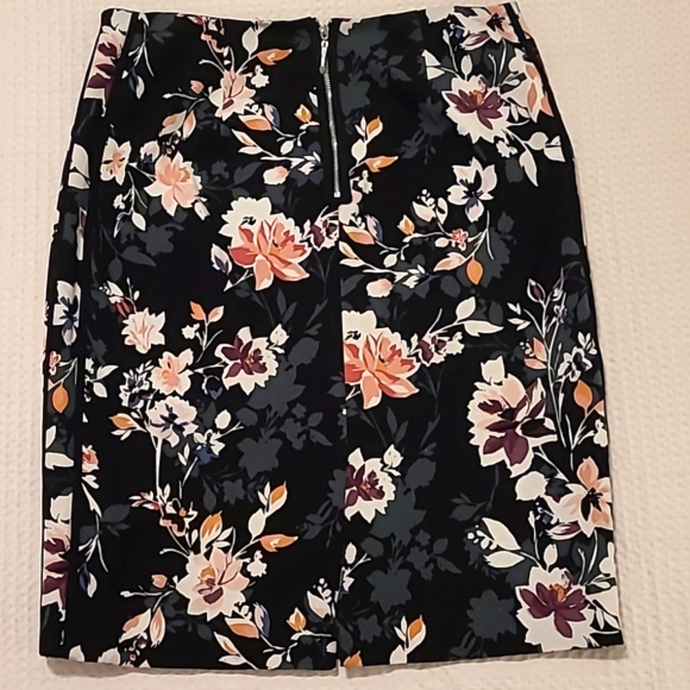 White House Black Market Floral Skirt in size 8 - Picture 3 of 6